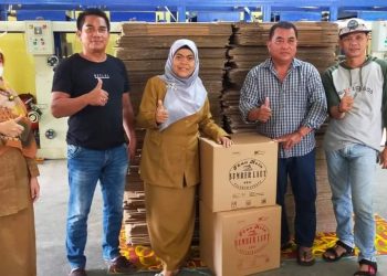 Dinas Perikanan Kabupaten Sukabumi Berikan Bantuan Kemasan Ikan Asin kepada Poklahsar Sumber Laut