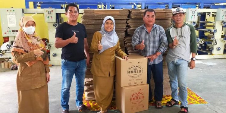 Dinas Perikanan Kabupaten Sukabumi Berikan Bantuan Kemasan Ikan Asin kepada Poklahsar Sumber Laut