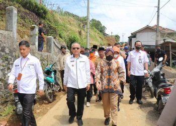 Wabupi H.Iyos Somantri Dampingi Menteri Sosial Tri Rismaharini Berikan Bantuan kepada Korban  Longsor