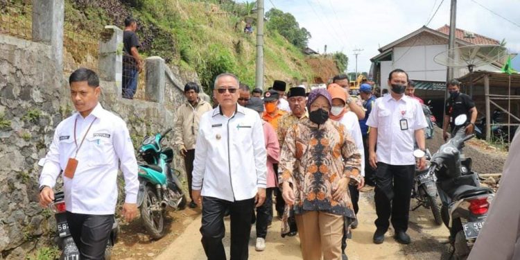 Wabupi H.Iyos Somantri Dampingi Menteri Sosial Tri Rismaharini Berikan Bantuan kepada Korban  Longsor