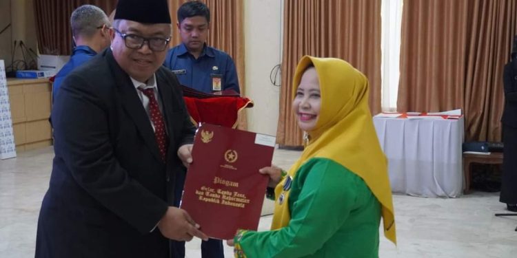 Sebanyak 28 ASN di Lingkungan Pemda  Dianugerahi  Satyalancana Karya Satya oleh Bupati Sukabumi