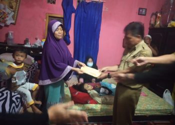 Kepala Dinas Pendidikan Kabupaten Sukabumi, Solihin, Jenguk Siswi SMP Pengidap  Kanker Tulang