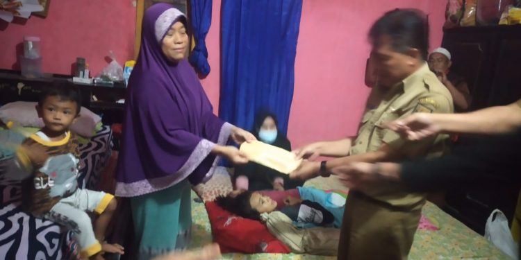 Kepala Dinas Pendidikan Kabupaten Sukabumi, Solihin, Jenguk Siswi SMP Pengidap  Kanker Tulang