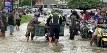 Respon Sigap, Polantas Polres Singkawang Bantu Pengendara Sepeda Motor yang Mogok saat Banjir
