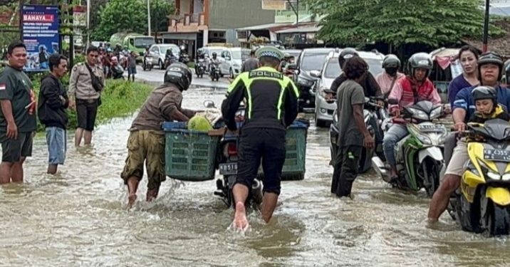 Respon Sigap, Polantas Polres Singkawang Bantu Pengendara Sepeda Motor yang Mogok saat Banjir