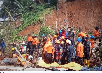 Polda Jabar  Turut Evakuasi Korban Tertimbun Longsor di Cijeruk, Bogor