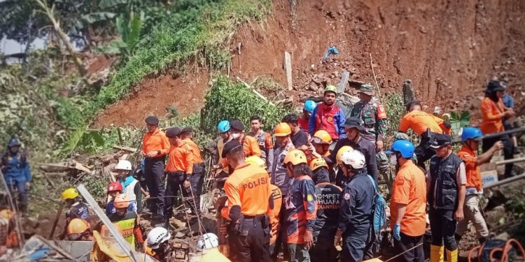 Polda Jabar  Turut Evakuasi Korban Tertimbun Longsor di Cijeruk, Bogor