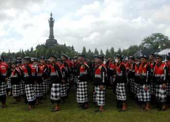 Pecalang Ikuti Apel dalam Rangka Pengamanan Konferensi Tingkat Tinggi (KTT) G20 di Denpasar, Bali