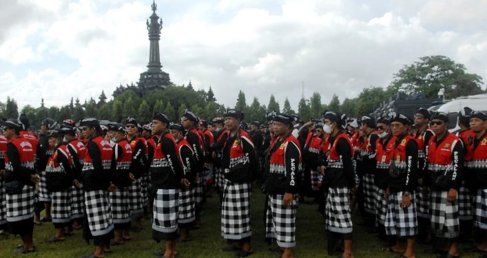Pecalang Ikuti Apel dalam Rangka Pengamanan Konferensi Tingkat Tinggi (KTT) G20 di Denpasar, Bali