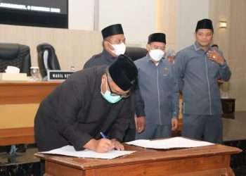 PARIPURNA DPRD, PENYEMPURNAAN DAN PENYESUAIAN HASIL EVALUASI GUBERNUR ATAS RAPERDA APBD 2023