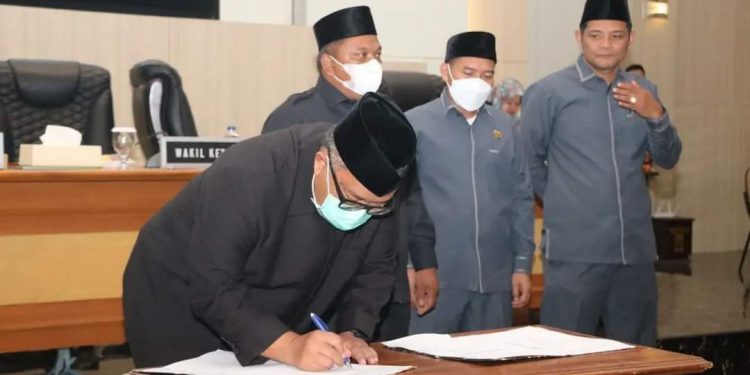PARIPURNA DPRD, PENYEMPURNAAN DAN PENYESUAIAN HASIL EVALUASI GUBERNUR ATAS RAPERDA APBD 2023