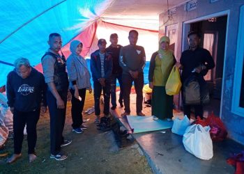 KADIS PERIKANAN SERAHKAN BANTUAN UMKM DEKRANASDA KE POSKO PENANGANAN BENCANA SUKALARANG