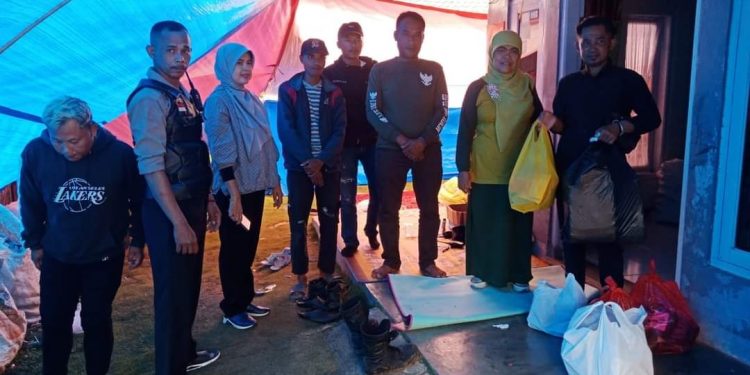 KADIS PERIKANAN SERAHKAN BANTUAN UMKM DEKRANASDA KE POSKO PENANGANAN BENCANA SUKALARANG