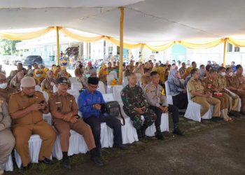 BUPATI MINTA CAMAT DAN LURAH LAKUKAN YANG TERBAIK DALAM MENGIMPLEMENTASIKAN KEBIJAKAN PEMBANGUNAN