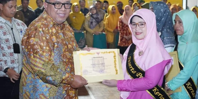 600 wisudawati ‘Perahu Kertas’ Dikukuhkan Bupati Sukabumi H. Marwan Hamami