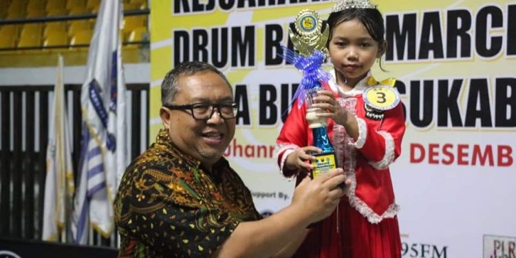 Bupati Tutup Event Kejuaraan Terbuka Drumband-Marchingband, SMA 1 Palabuhanratu Raih Juara Umum Drum Battle