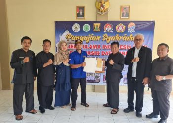 M.Solihin Kadisdik Kabupaten Sukabumi bersama Beberapa Pihak, Berikan Bantuan bagi Korban Bencana Longsor di Caringin