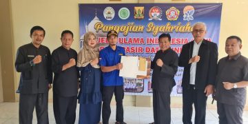 M.Solihin Kadisdik Kabupaten Sukabumi bersama Beberapa Pihak, Berikan Bantuan bagi Korban Bencana Longsor di Caringin