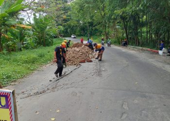 Jalan Jajawai Amblas, Dinas PU dan Polres Sukabumi Kerjasama Lakukan Perbaikan