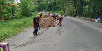 Jalan Jajawai Amblas, Dinas PU dan Polres Sukabumi Kerjasama Lakukan Perbaikan