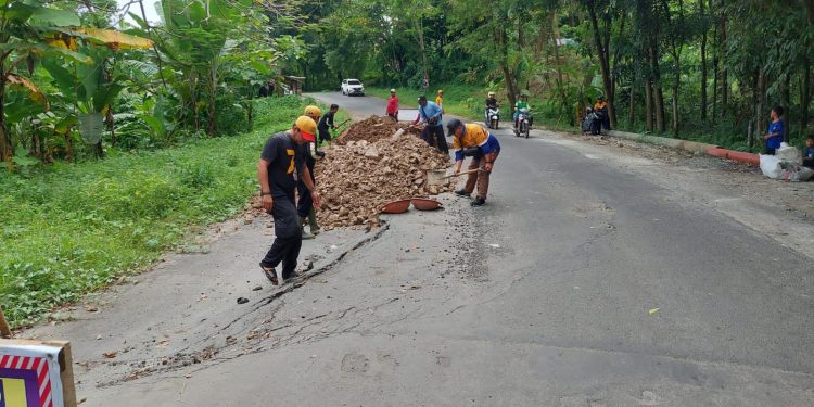 Jalan Jajawai Amblas, Dinas PU dan Polres Sukabumi Kerjasama Lakukan Perbaikan