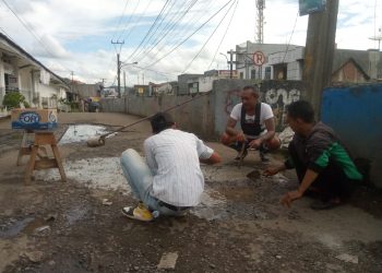 Warga Sukajadi Cibadak, Gotong- Royong Perbaiki Jalan