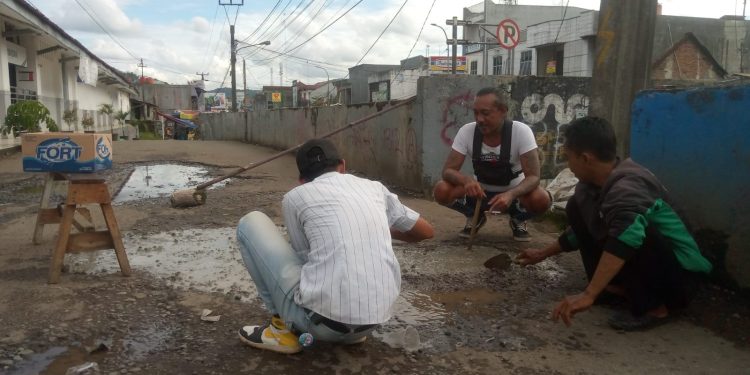 Warga Sukajadi Cibadak, Gotong- Royong Perbaiki Jalan