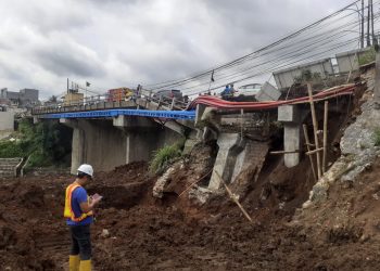 Tiang Penyangga Sudah Lapuk, Jembatan Cipamuruyan Cibadak Ambrol