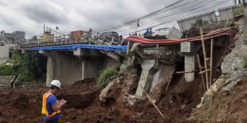 Tiang Penyangga Sudah Lapuk, Jembatan Cipamuruyan Cibadak Ambrol