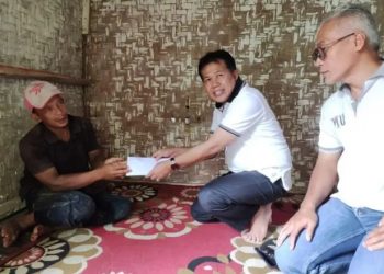 Kadisdik Kabupaten Sukabumi M.Solihin Salurkan Bantuan bagi 2 Siswa SDN Ciparay Jampangkulon
