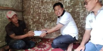Kadisdik Kabupaten Sukabumi M.Solihin Salurkan Bantuan bagi 2 Siswa SDN Ciparay Jampangkulon