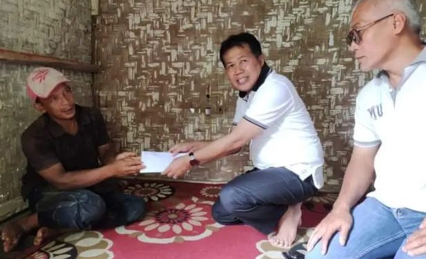 Kadisdik Kabupaten Sukabumi M.Solihin Salurkan Bantuan bagi 2 Siswa SDN Ciparay Jampangkulon