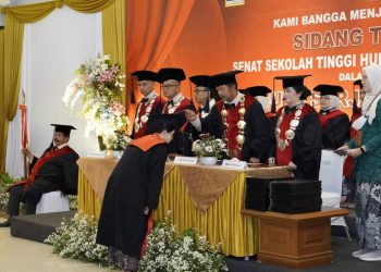 HADIRI WISUDA STH PASUNDAN, SEKDA ADE MINTA PERKUAT LITERASI HUKUM DI MASYARAKAT