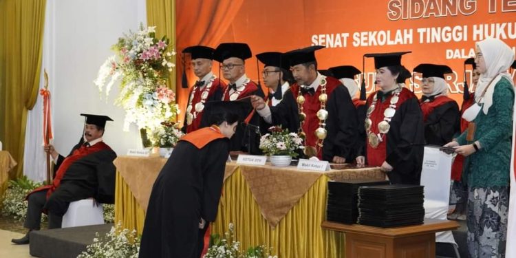 HADIRI WISUDA STH PASUNDAN, SEKDA ADE MINTA PERKUAT LITERASI HUKUM DI MASYARAKAT