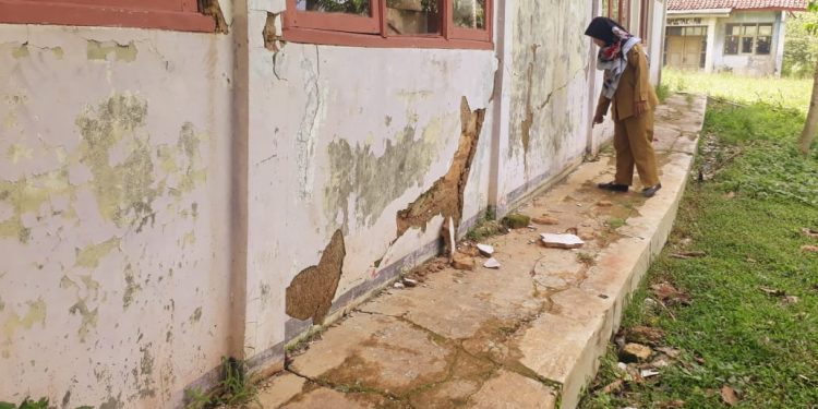Dampak Gempa dan Hujan,  Bangunan SDN Cibadak Alami Kerusakan Berat
