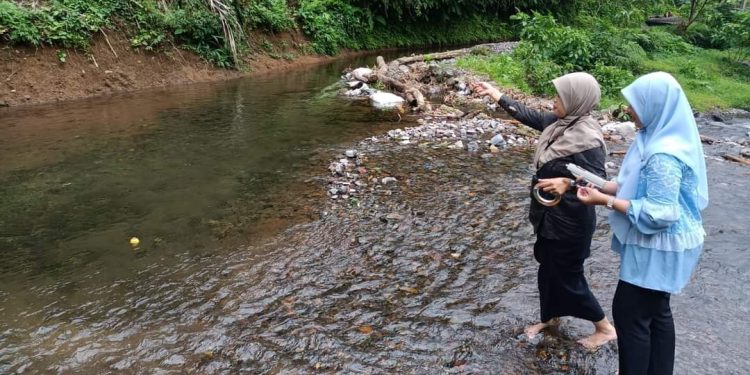 DINAS PERIKANAN TINJAU LOKASI RESTOCKING IKAN DI CURUG MANGLID CIDAHU