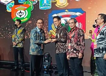 PEMKAB SUKABUMI MENERIMA PENGHARGAAN UHC AWARD TAHUN 2023 DARI KEMENKO PMK REPUBLIK INDONESIA