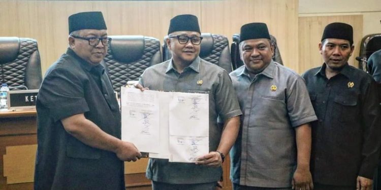 Bupati Sukabumi Sampaikan Pendapat Akhir Atas Dua Raperda pada Rapat Paripurna DPRD