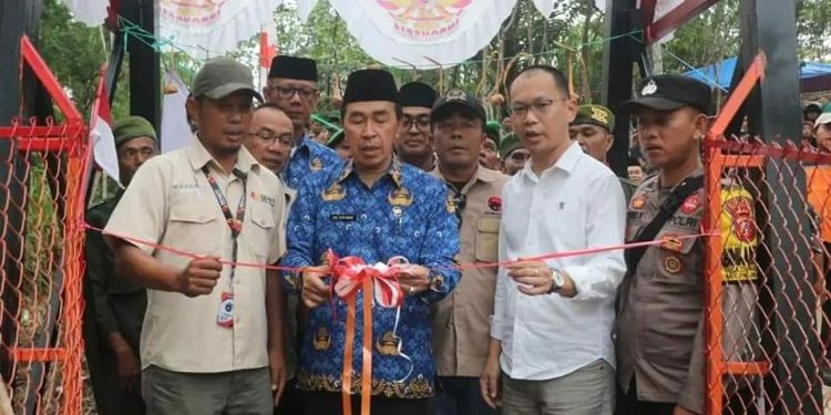 Sekda Ade Suryaman Resmikan Jembatan Impian  Kampung Cilele