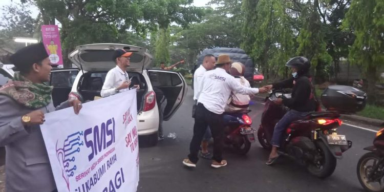 Berbagi Kebahagian,  SMSI Sukabumi Raya Kembali Bagikan Ratusan Takjil  di Bulan Ramadhan 1444 H