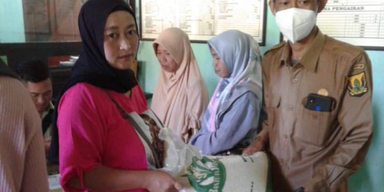 Pemdes Cihaur Kecamatan Simpenan, Salurkan Bantuan Beras bagi 1300 KPM