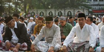 SHOLAT IDUL FITRI 1444 H, BUPATI MINTA JAJARANNYA TETAP SIAGA MEMBERIKAN LAYANAN TERBAIK