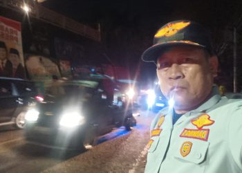 Patut Diapresiasi: Petugas  Urai Kemacetan di Tengah Hujan Lebat