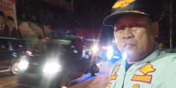 Patut Diapresiasi: Petugas  Urai Kemacetan di Tengah Hujan Lebat