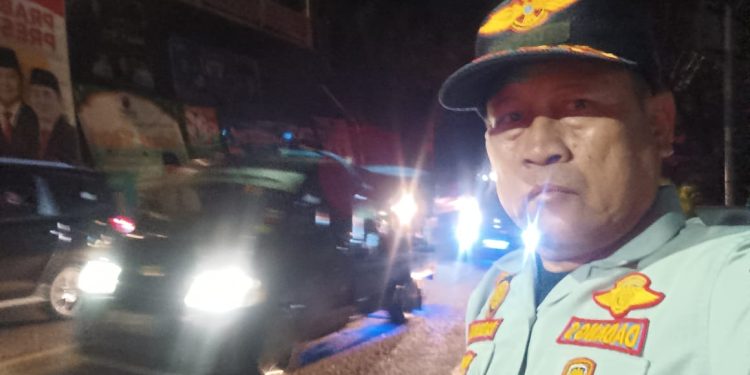 Patut Diapresiasi: Petugas  Urai Kemacetan di Tengah Hujan Lebat