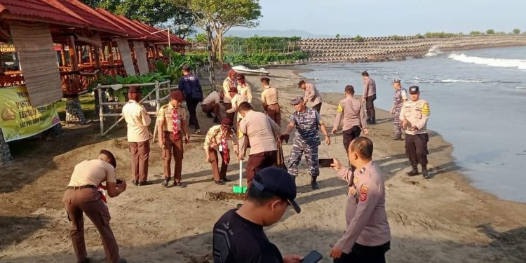 Giat Jumsih di Pantai Batubintang, oleh Danpos AL Bersama Forkopimcam Palabuhanratu
