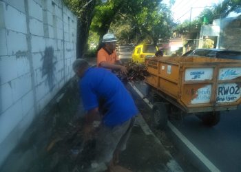 Ketua RW 02 Cangehgar Bersama Warga Palabuhanratu Bersihkan Lingkungan Lewat Program ‘Jumsih’
