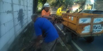 Ketua RW 02 Cangehgar Bersama Warga Palabuhanratu Bersihkan Lingkungan Lewat Program ‘Jumsih’