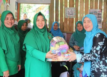 TMMD- TNI dan Persit Kodim 0622 Sukabumi Beri Penyuluhan dan Bantuan Bagi Anak Usia Dini dan Ibu PKK