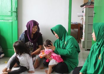 Kodim 0622 Kabupaten Sukabumi Berikan Bantuan kepada Anak Stunting di Desa Mekarjaya